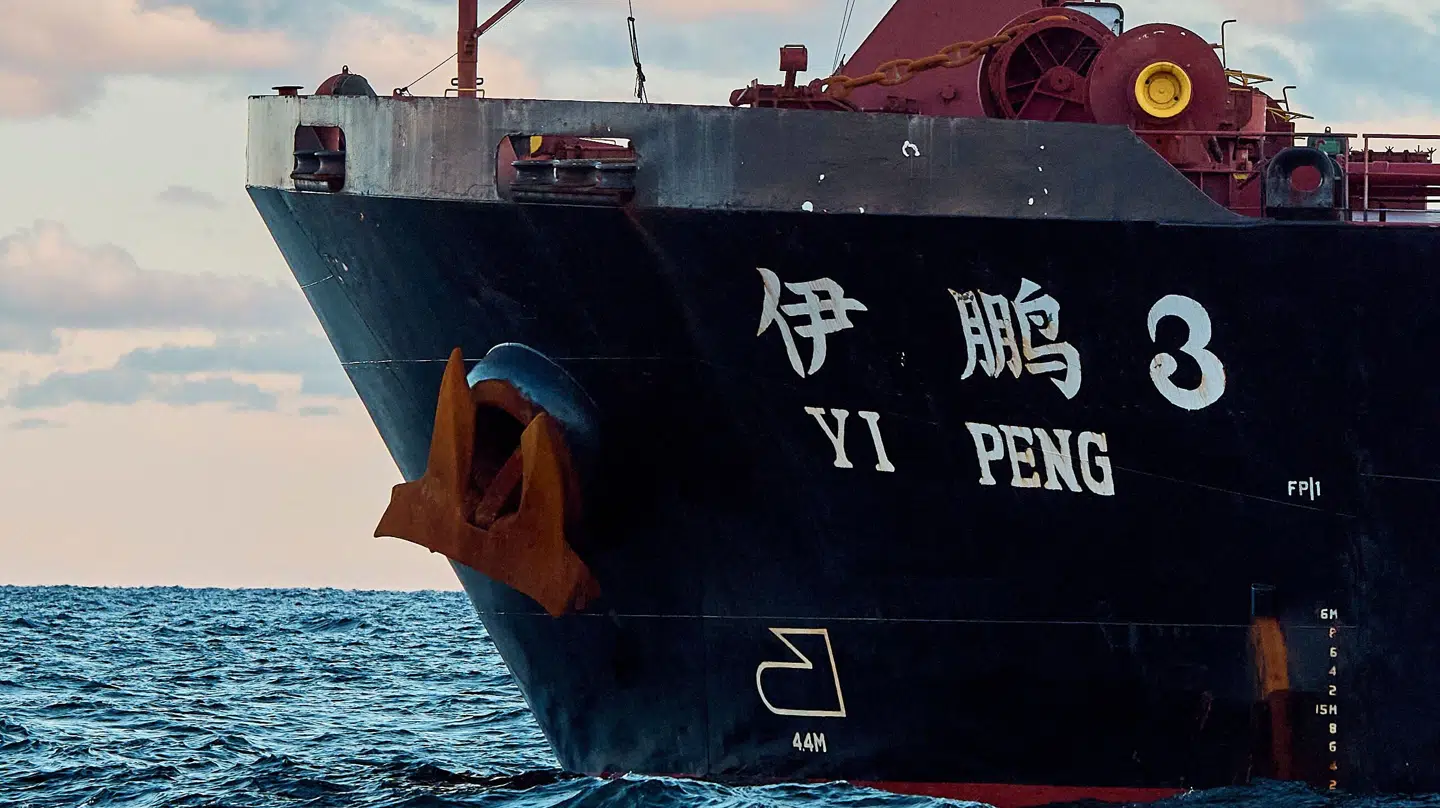 Den kinesiske bulk carrier Yi Peng 3 ligger for anker i Kattegat. Ankeret kan ses på billedet. Det ene anker er nede mens det andet er oppe. Skibet ligger for anker i mellem Grenå og den svenske by Halmstad, syd for Anholt. (Foto: Mikkel Berg Pedersen/Ritzau Scanpix)