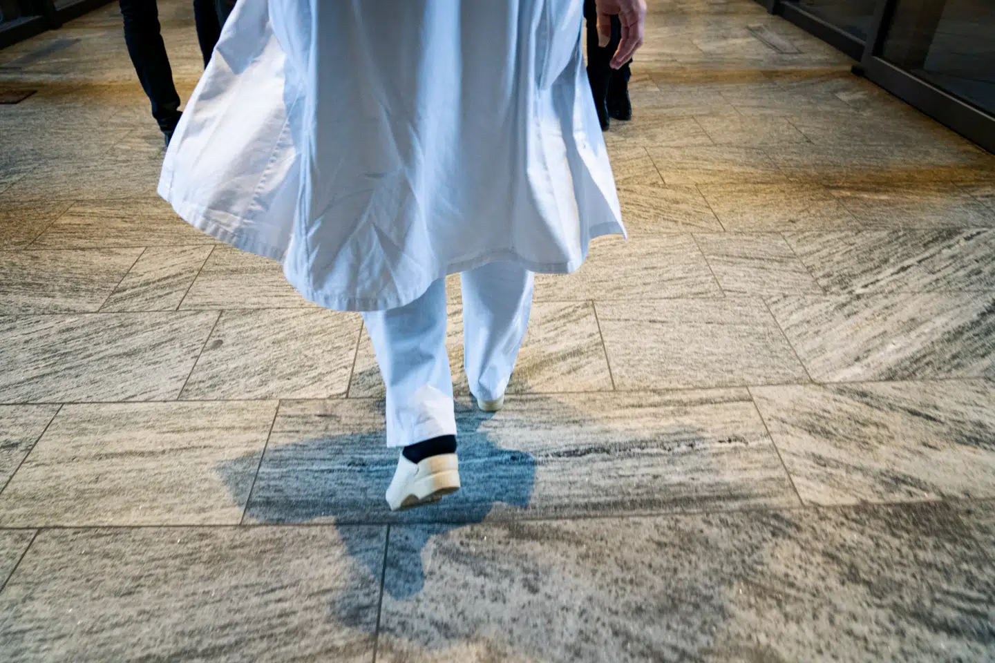 »Hvis man havde været på forkant med at uddanne flere læger, sygeplejersker og SOSU-assistenter og måske også sørget for, at de fik nok i løn, så kunne vi sandsynligvis have forebygget noget af nedgangen i personaler,« skriver overlæge Camilla Nøjgaard.