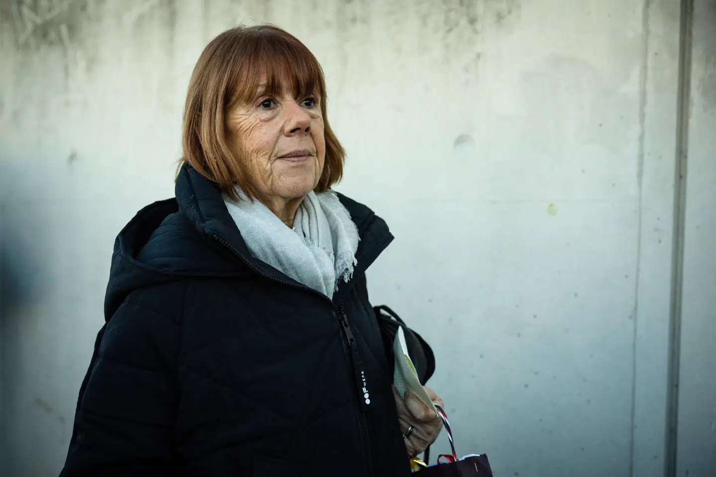 Under sagen er offeret, Gisèle Pelicot, stået offentligt frem, og sagen kører - på hendes anmodning - for åbne døre.