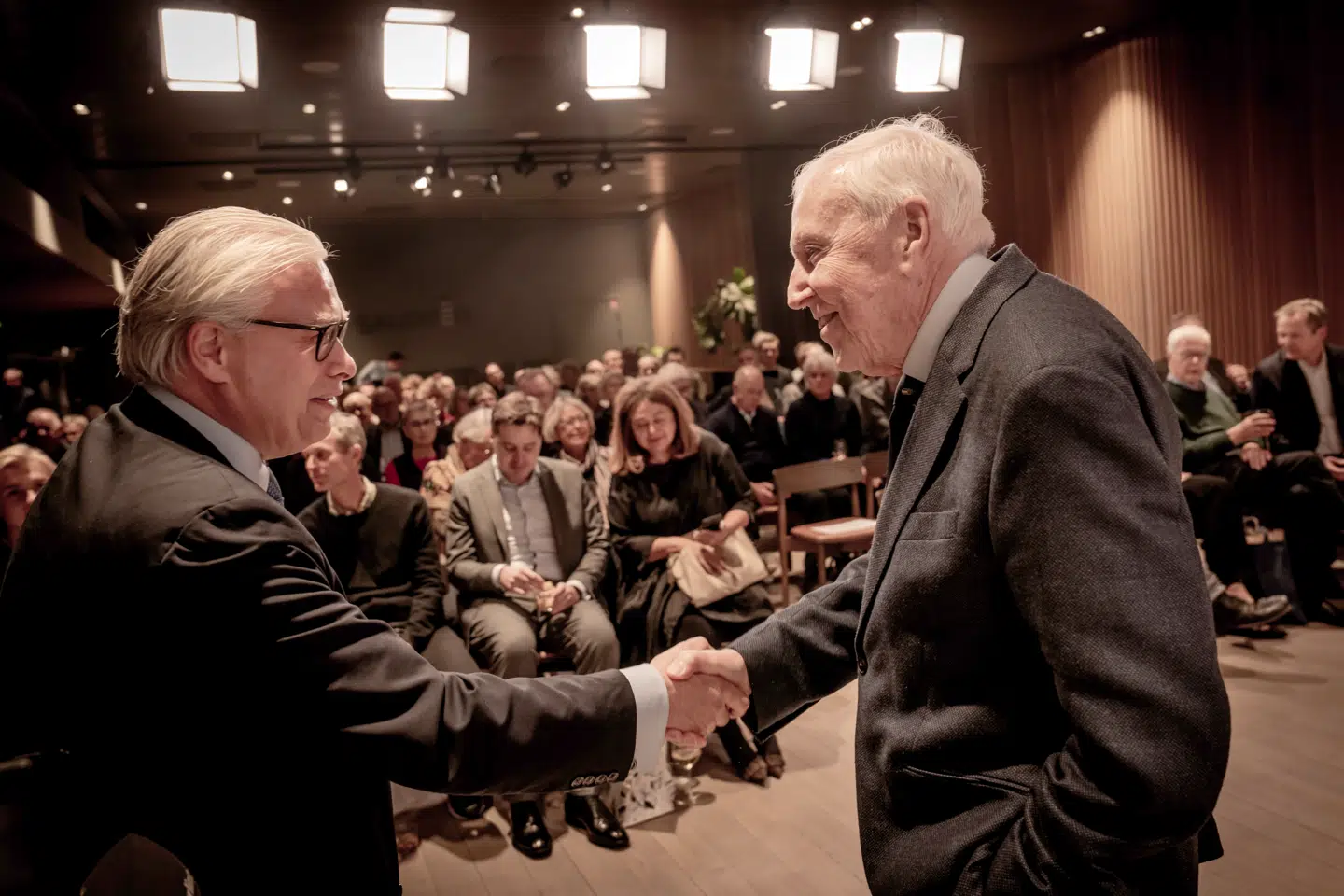 Niels Thygesen, professor emeritus i økonomi, taler i Salonen på Berlingske om Europas fremtid. Finn Rudaizky er mindre begejstret for udsigten til at få euroen som dansk møntfod end Thygesen.