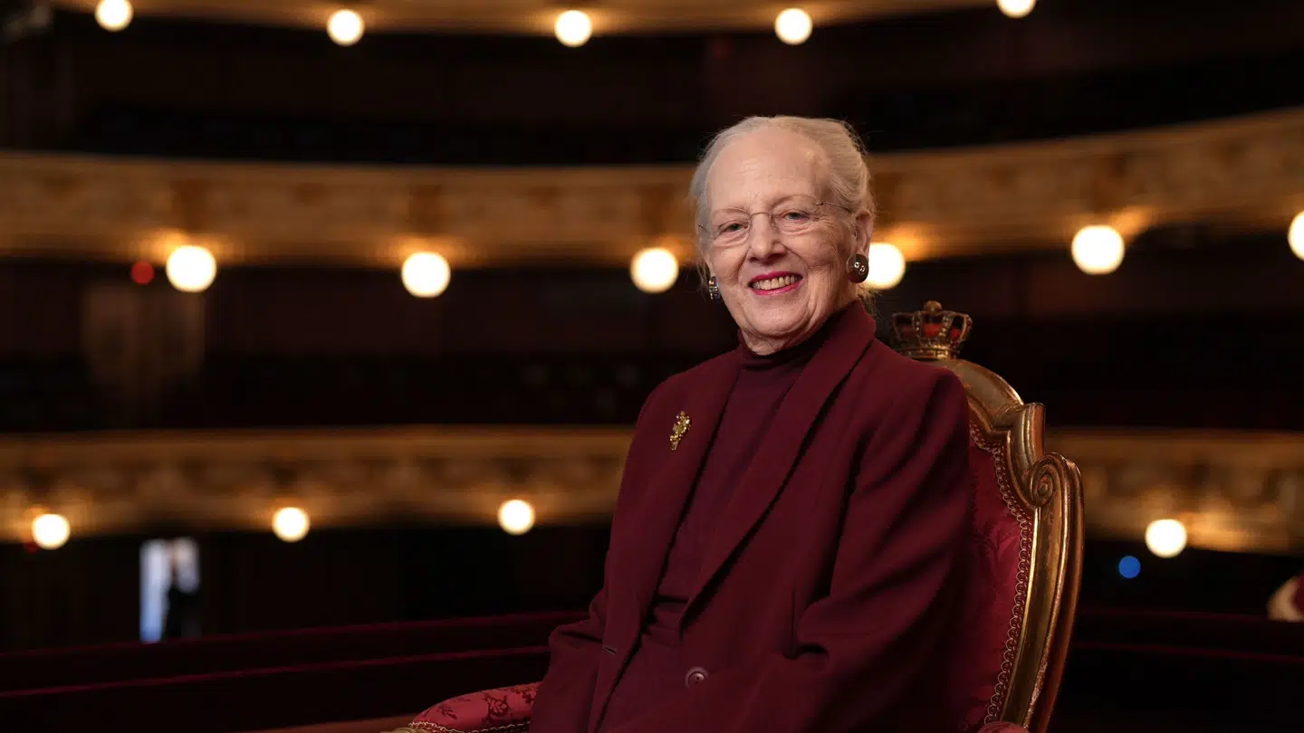 En rørt dronning Margrethe i Det Kongelige Teater.