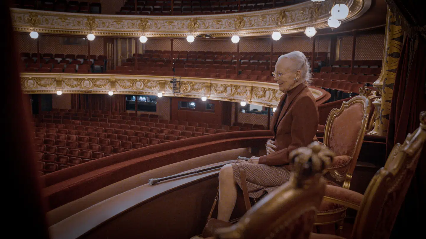 I DR-programmet fortæller dronningen blandt andet om de oplevelser, hun og hendes familie har haft i teatrets Kongeloge.
