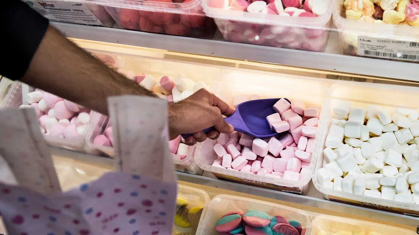 (Arkiv) Fra på torsdag 18. december sælger kæderne Fleggaard og Calle bland-selv-slik til 2,99 kr. pr. 100 gram i alle deres 13 butikker lige på den anden side af grænsen.