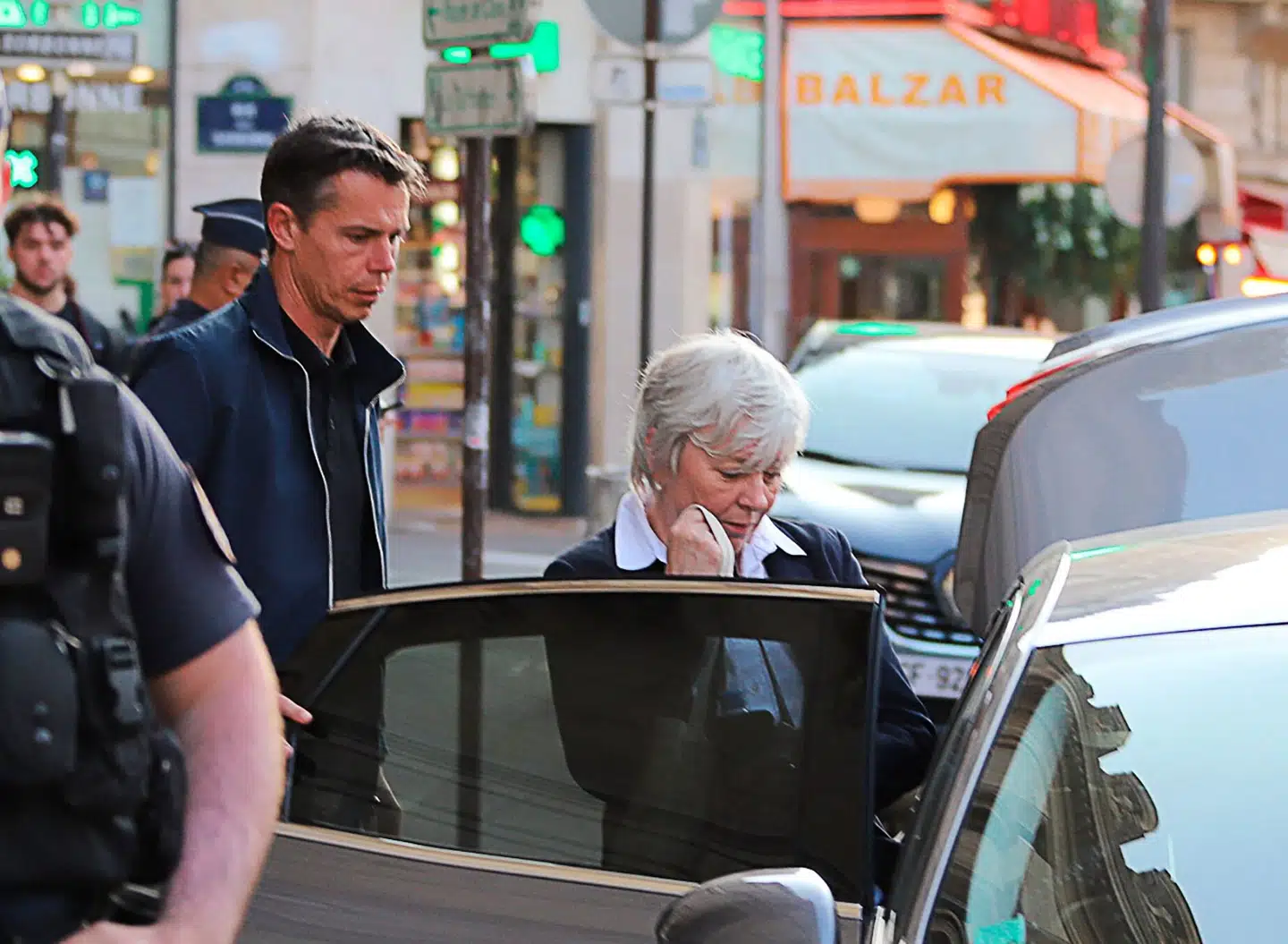 Den franske antropolog Florence Bergeaud-Blackler er forfatter til den stærkt omdiskuterede bog 'Broderismen' om Det Muslimske Broderskab. Her ses hun forlade Sorbonne-universitetet i Paris med politieskorte. Foto: Ukendt