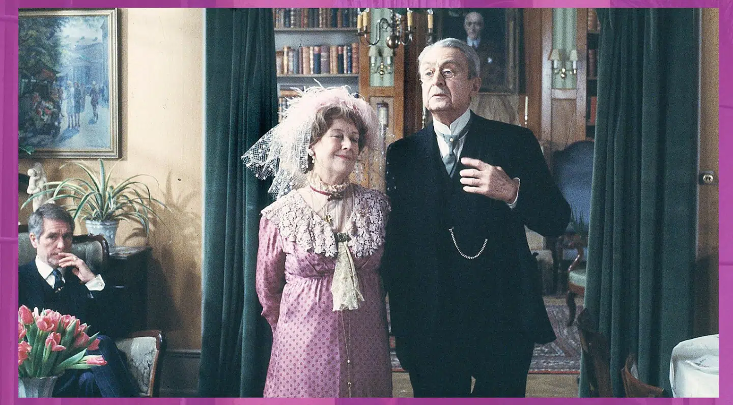 Der er både karakterer og hændelser i Korsbæk, som ingen mening giver, men man lærer at holde af overkarikaturerne og de logiske brister. Foto: Else Tholstrup / DR