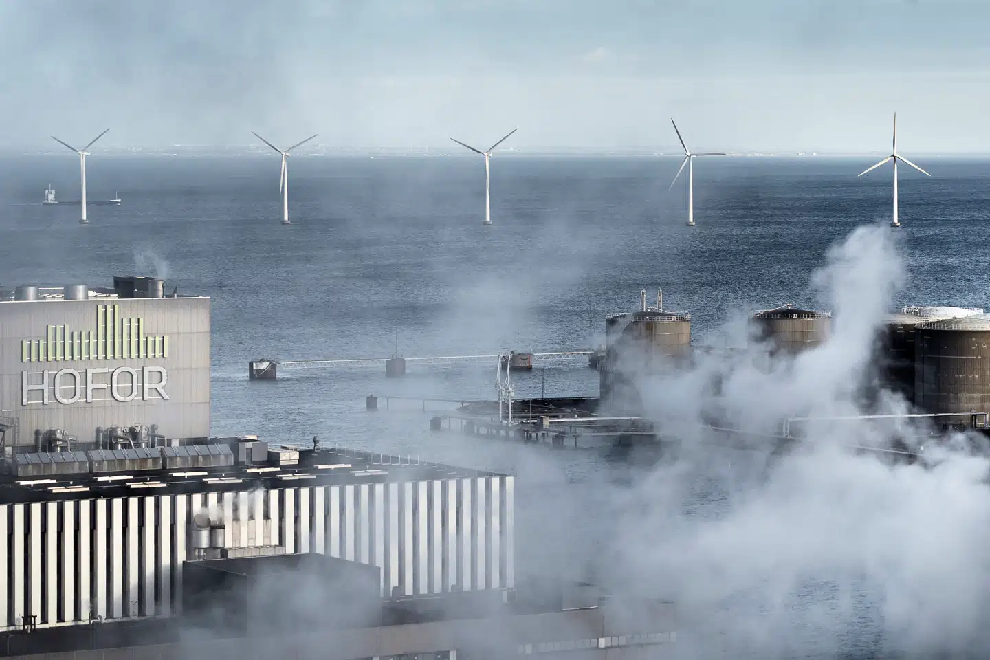 »Når samfund stiller krav om vækst og stigende forbrugsmuligheder, stiger energiefterspørgslen naturligt med stigende priser til følge – det kan vel ikke undre nogen?« spørger Peter Larsen.
