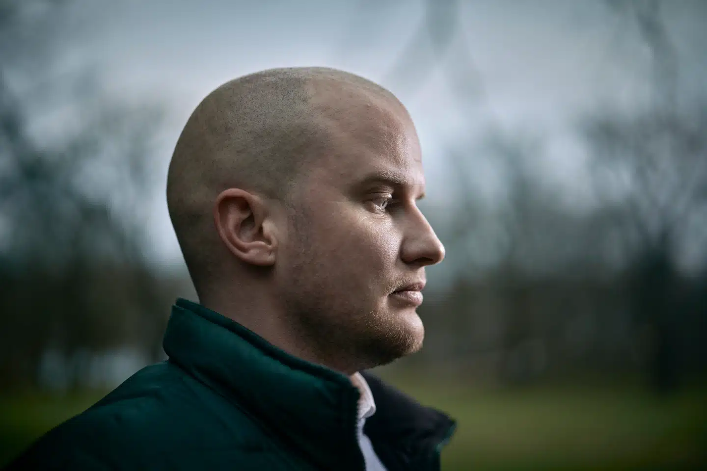 Adam Goslett kalder samfundets reaktion på transkønnethed for »venlig uvidenhed«. Nu råber han op om at være en del af en kønsminoritet, som en stor del af danskerne ifølge en ny undersøgelse ikke finder relevant, at deres arbejdsplads skal forholde sig til.
