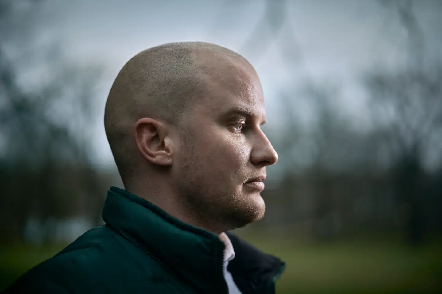 Adam Goslett kalder samfundets reaktion på transkønnethed for »venlig uvidenhed«. Nu råber han op om at være en del af en kønsminoritet, som en stor del af danskerne ifølge en ny undersøgelse ikke finder relevant, at deres arbejdsplads skal forholde sig til.