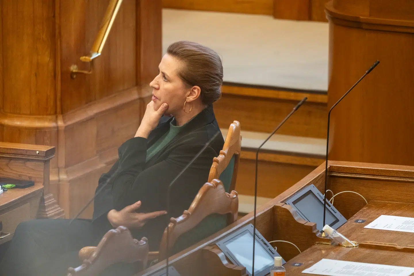 Mikrofonholdere er der tilsyneladende rigeligt af, når Mette Frederiksen har nye dommedagsprofetier, skriver Kirsten Smith Jørgensen.