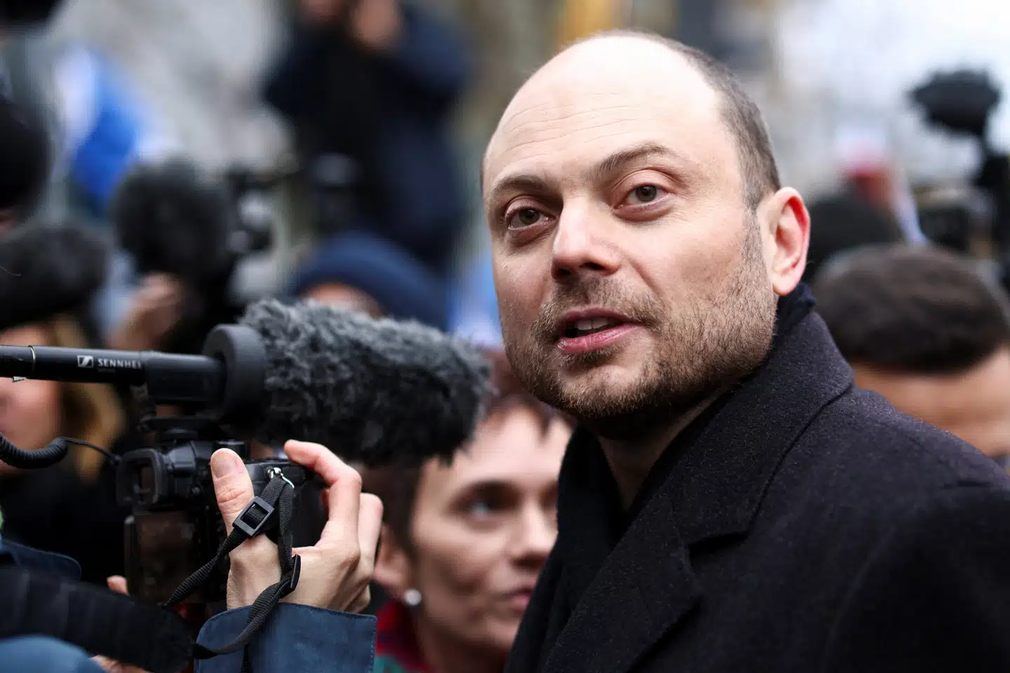 Den russiske regimekritiker Vladimir Kara-Murza deltager i en demonstration mod Putin i Berlin i november. Tirsdag siger han, at hans mor er blevet indlagt i Berlin. Der var mistanke om forgiftning, men det tyder på, at det ikke var det alligevel, siger Kara-Murza. (Arkivfoto).