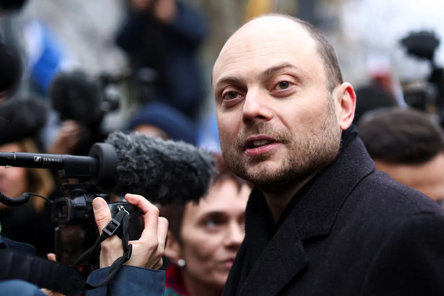 Den russiske regimekritiker Vladimir Kara-Murza deltager i en demonstration mod Putin i Berlin i november. Tirsdag siger han, at hans mor er blevet indlagt i Berlin. Der var mistanke om forgiftning, men det tyder på, at det ikke var det alligevel, siger Kara-Murza. (Arkivfoto).