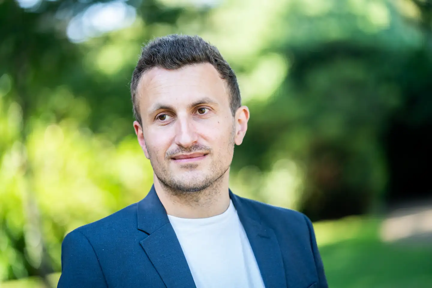 Steffen W. Frølund, klima- og energiordfører for Liberal Alliance, er stærkt kritisk over for en række af de aftaler, som skiftede regeringer har lavet om energi. Hans eget parti har dog lagt stemmer til de selvsamme aftaler.