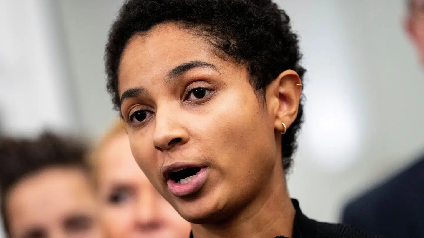 Christina Olumeko (Å) peger på »eksperternes« definition af racisme i en debat om emnet i Folketingssalen.