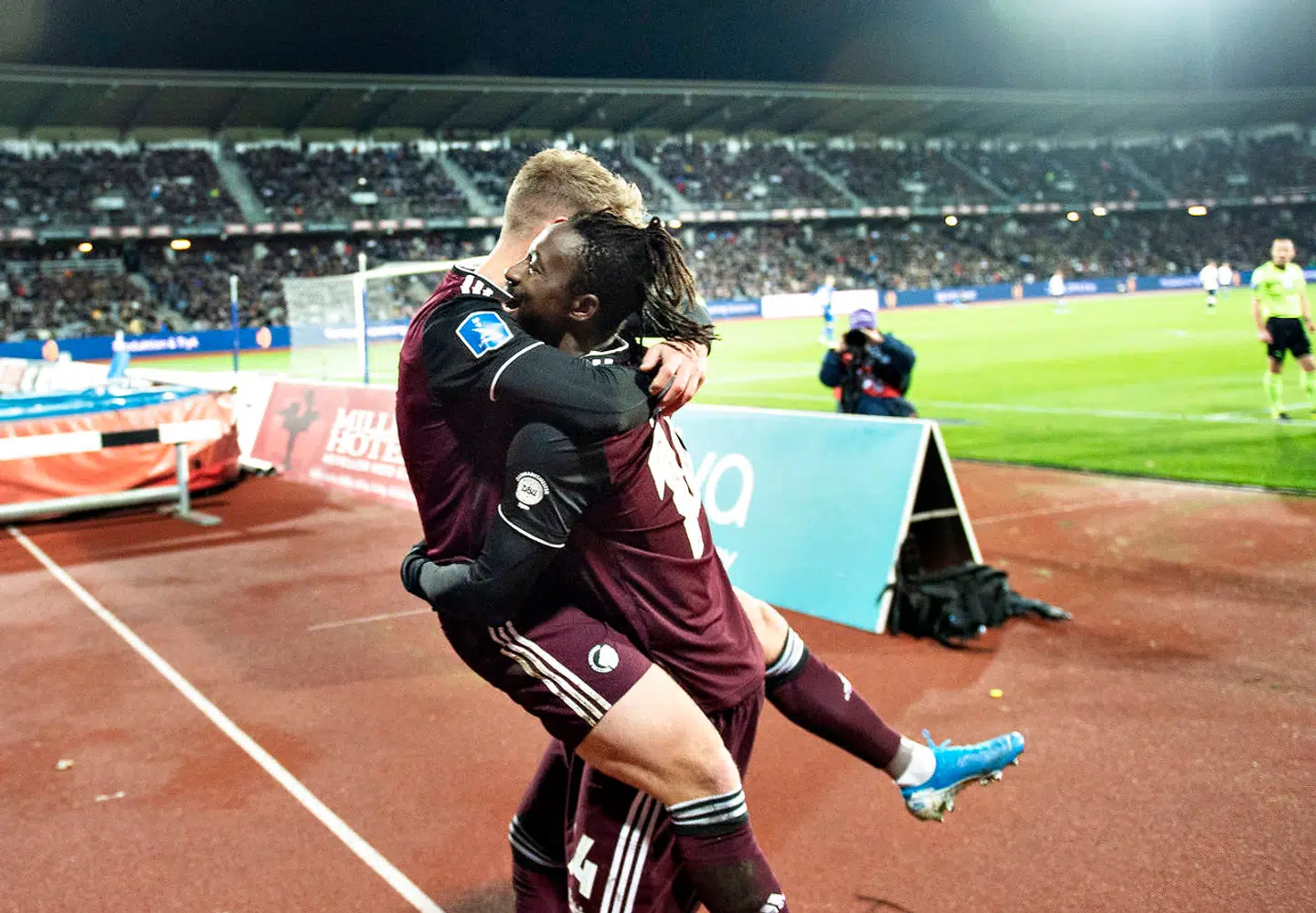 Viktor Fischer og Dame N'Doye har skabt et stærkt bånd både på og uden for banen.