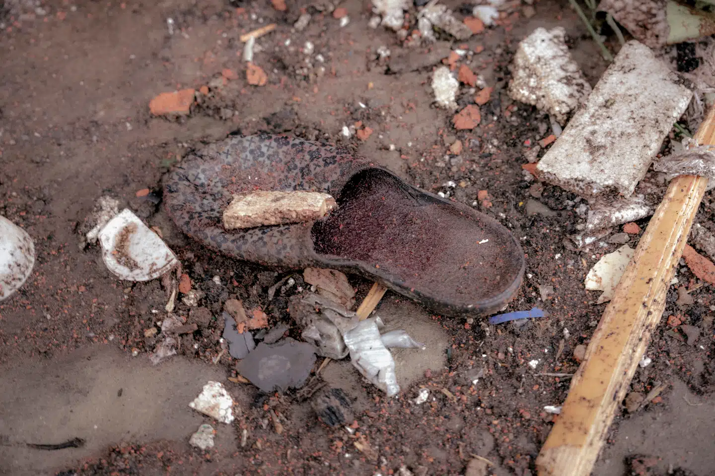 »Putin har lovprist krig og glorificeret døden både over for soldater og mødre, der har mistet deres sønner,« skriver Samuel Rachlin. Billedet er fra Orikhiv i Ukraine, hvor ægteparret Nikolaj og Ljudmyla boede. De var nogle af de sidste indbyggere i deres kvarter. Nu er de dræbt. Foto: Asger Ladefoged