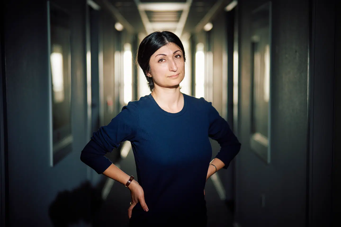 Firoozeh Bazrafkan har viet sin kunstneriske karriere til at bekæmpe det iranske regimes kvindeundertrykkelse. Med regeringens blasfemilov risikerer hun nu fængselsstraf for sine koranskændende, med et rivejern, performancekunst.