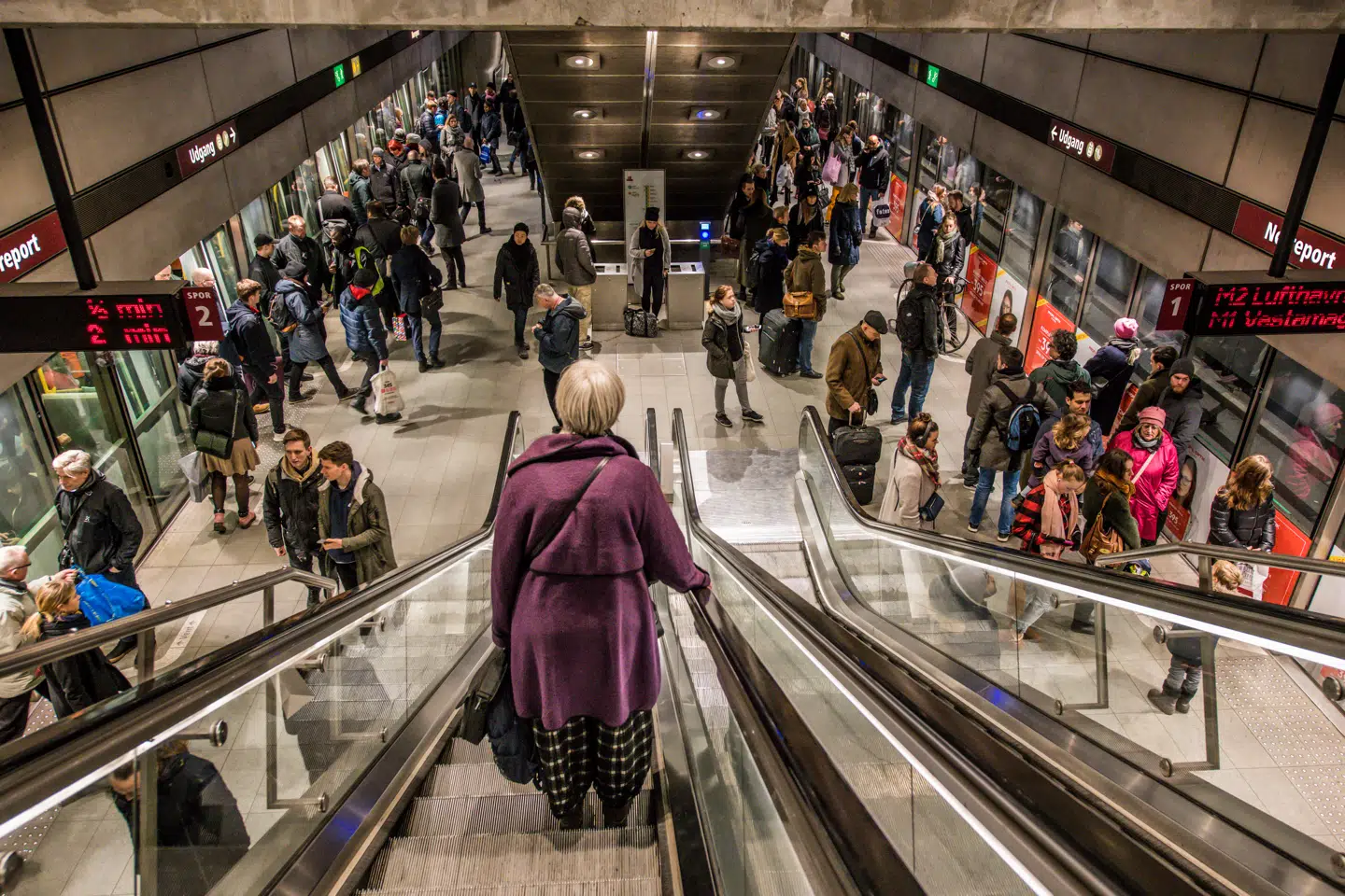 Skal metropassagerer til Københavns Lufthavn betale eksempelvis 50 kroner ekstra i billetpris og på den måde være med til at finansiere nyt metrobyggeri. Det mener Pernille Rosenkrantz-Theil (S), men flere partier i København er helt uenige.