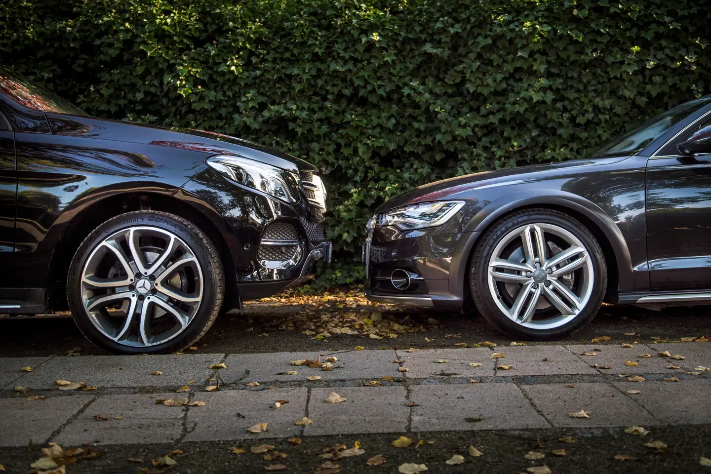 To biler holdt tæt parkeret på Hambros Allé i Hellerup.