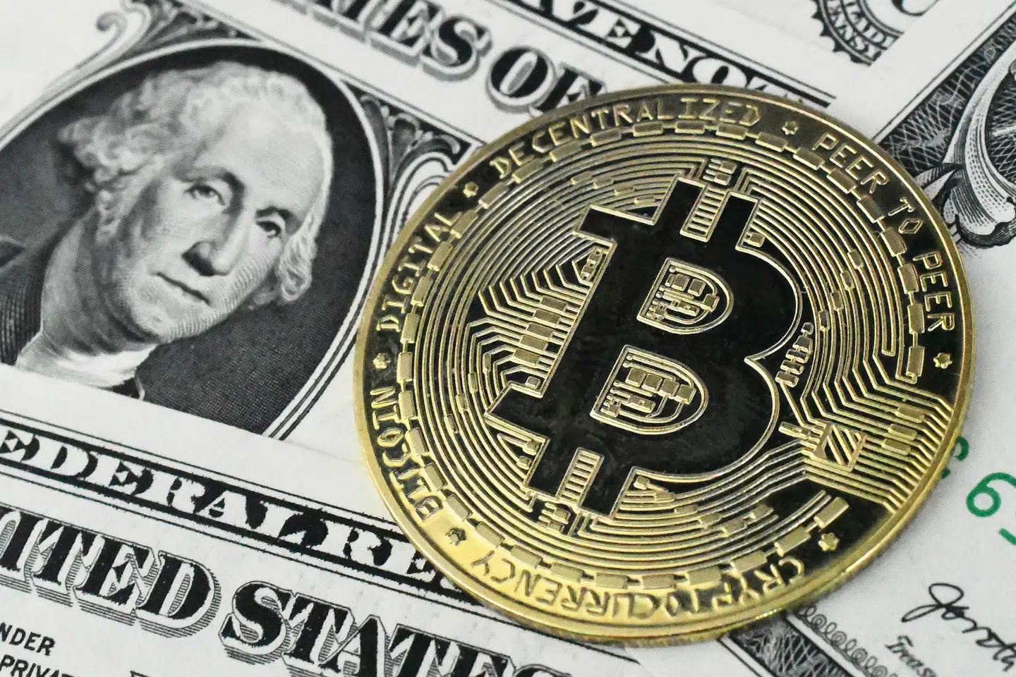 »Hvidvask-indeks«, »decentraliserede Ponzispil«, »spekulationsboble« og »rottegift i fjerde potens«. Bitcoin har haft mange modstandere blandt topfolk i finansverdenen. Nu har piben fået en noget anden lyd.