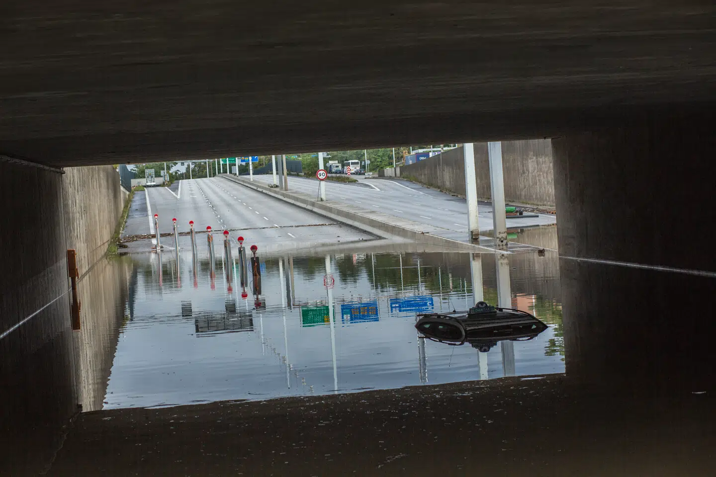 »Et af de helt store problemer med de nuværende regler er, at for eksempel kystsikringen i høj grad bliver overladt til de borgere, der kan blive ramt direkte af en oversvømmelse, fordi de bor tæt på vandet,« skriver Line Barfod. Her er Lyngbyvejen i København oversvømmet.