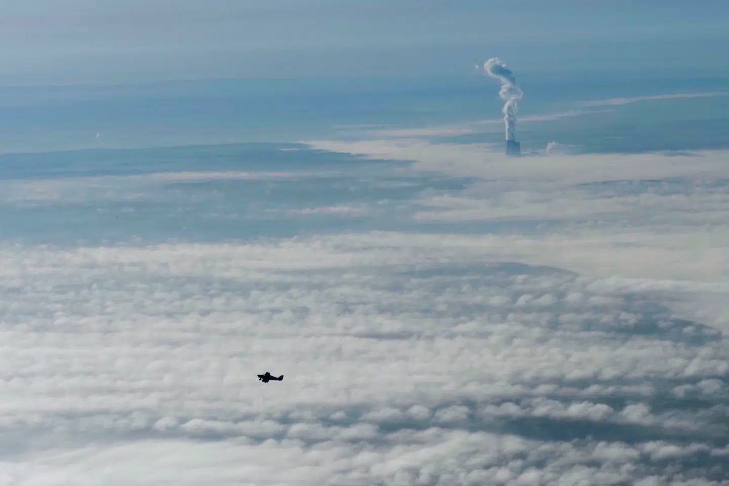Damp fra køletårn på fransk atomkraftværk rejser sig over skyerne. Fremtidens atomkraftværker kan blive meget små og gemme sig langt under skyerne.