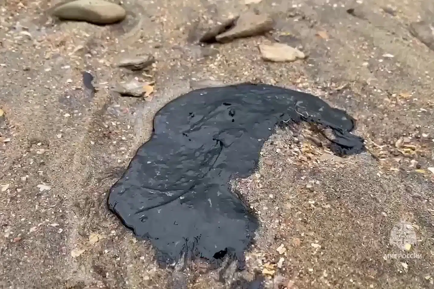 Olie ses her tirsdag på den russiske sortehavskyst på billede offentliggjort af det russiske beredskabsministerium.
