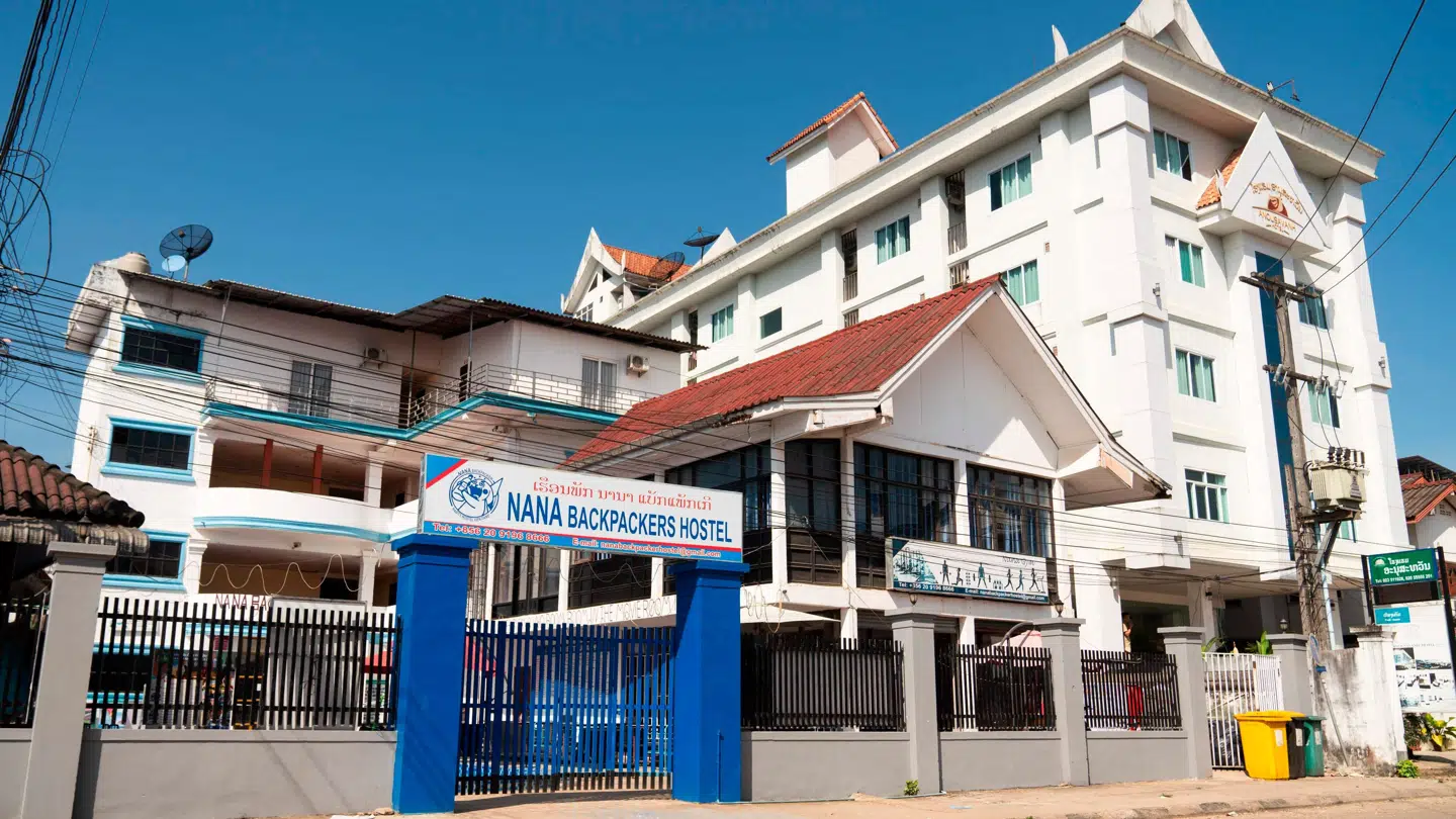 Det var på Nana Backpackers Hostel i Vang Vieng i Laos, at seks turister i november mistede livet efter at have drukket alkohol, der formentlig var forgiftet med metanol.