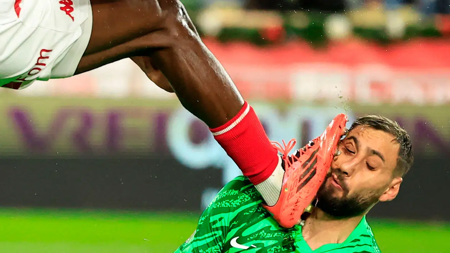 Donnarumma fik en støvle i hovedet af en Monaco-forsvarer.