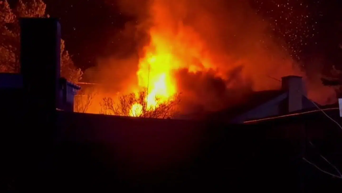 En beboer er blevet sigtet efter en voldsom villabrand i Frederiksværk sent onsdag aften.