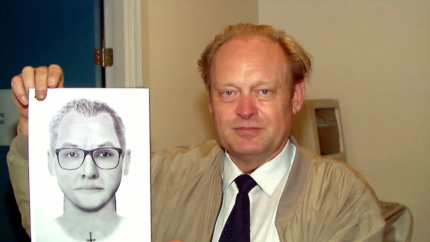 Her ses fantombilleder af den mand, der tilbage i 1999 voldtog en 11-årig pige. Det er tidligere kriminalchef Bent Jørgensen, der står med billedet. Politiet har i dag anholdt en mand i sagen.
