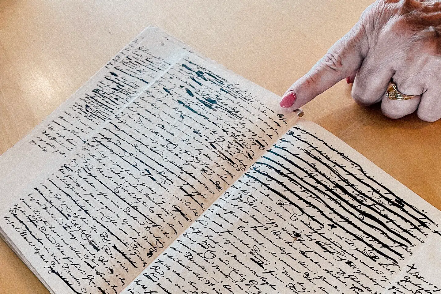 Man mærker litteraturhistoriens vingesus, når man ser forfatternes originale manuskripter. Her Thomasine Gyllembourgs originalmanuskript til romanen To Tidsaldre fra 1845. Foto: Laura Søvsø Thomasen