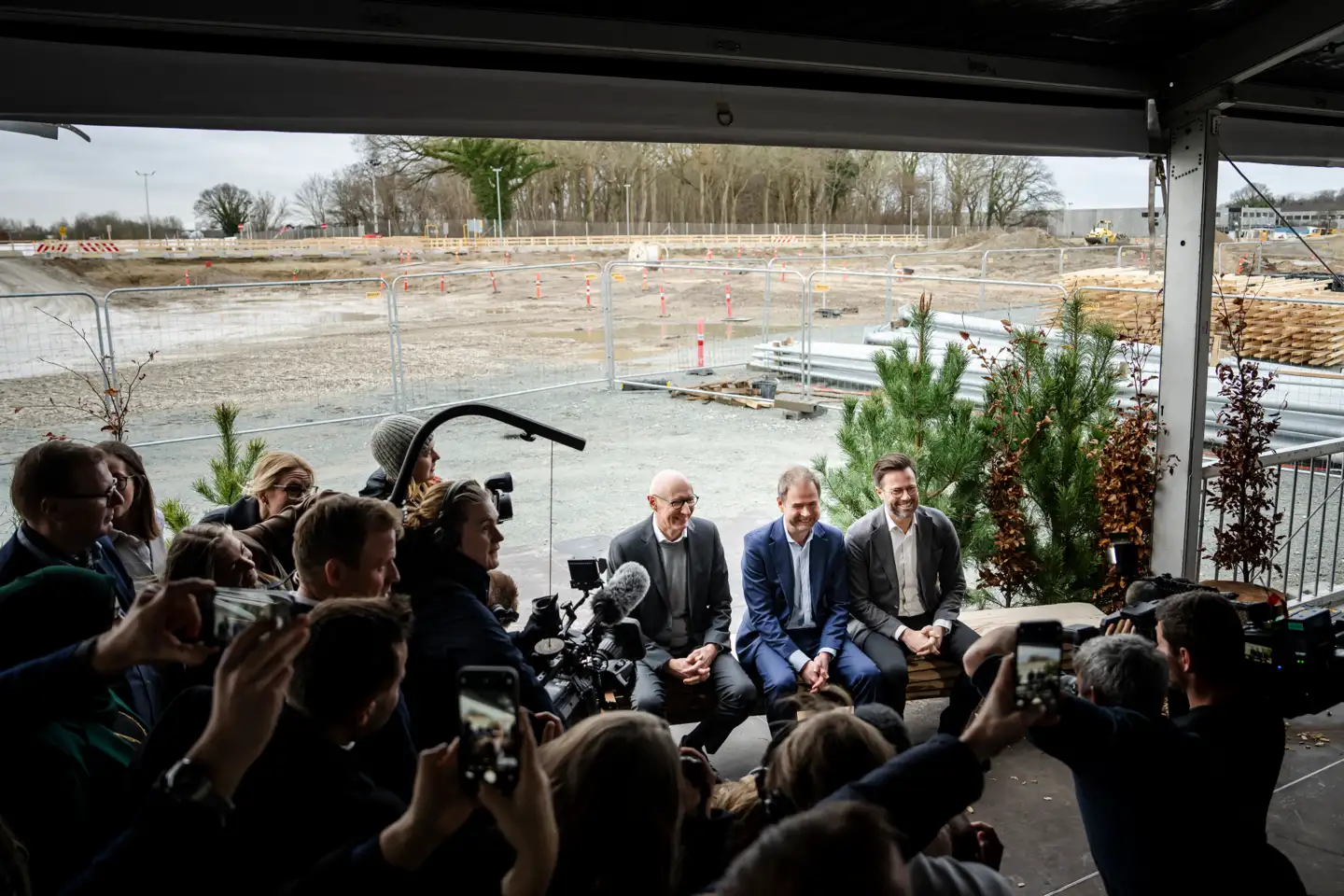Topchef i Novo Nordisk Lars Fruergaard Jørgensen, finansminister Nicolai Wammen (S) og borgmester i Odense Peter Rahbæk Juel var til stede, da Novo Nordisk fejrede starten på opførelsen af en ny fabrik i Odense til 8,5 milliarder kroner. Samlet har Novo Nordisk de seneste tre år annonceret investeringer i Danmark på 90 milliarder kroner.
