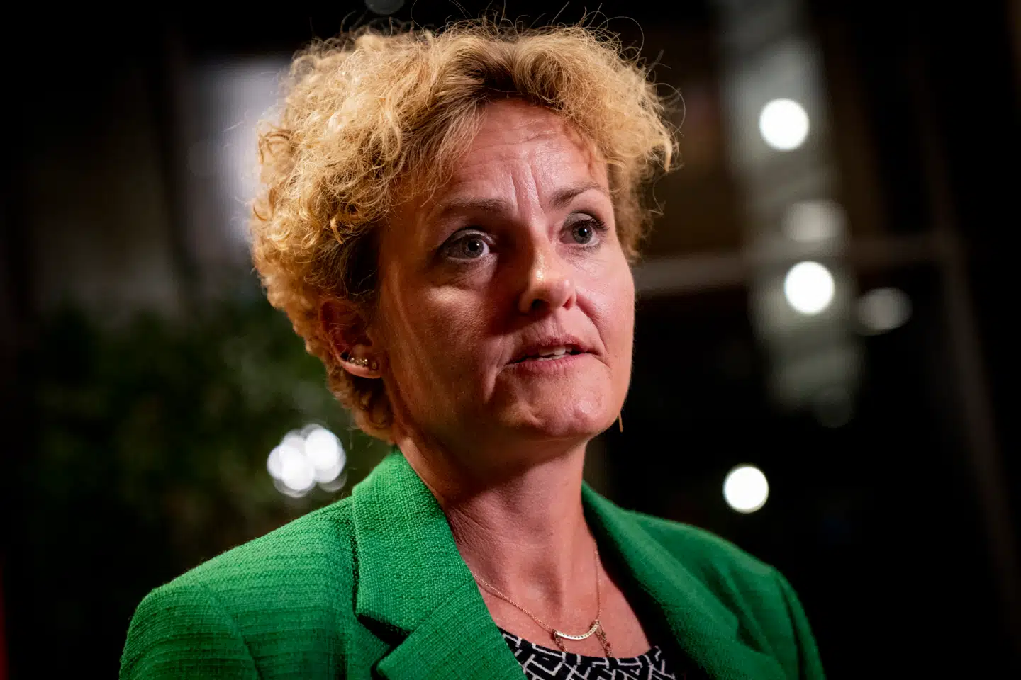 Enten har Pernille Rosenkrantz-Theil ingen rådgivere, eller også har hun nogle spindoktorer, som har skabt så meget spin i hendes hoved, at hun er blevet helt rundtosset og har mistet jordforbindelsen, skriver Peter Bøgelund.