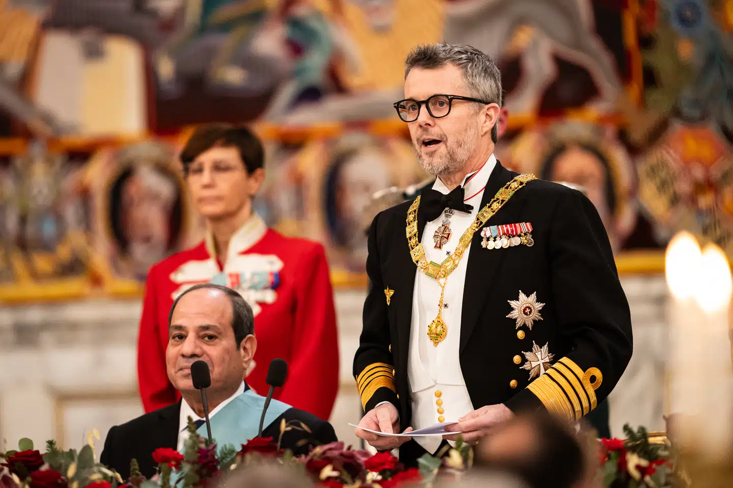 »Dette ikke at ville påtage sig noget, der ikke føles i naturlig samklang med ens væsen, er helt i tidens ånd,« skriver Sørine Gotfredsen. Her er kong Frederik til kongeparrets gallataffel for Egyptens præsident Abdel Fattah al-Sisi på Christiansborg Slot tidligere i december.