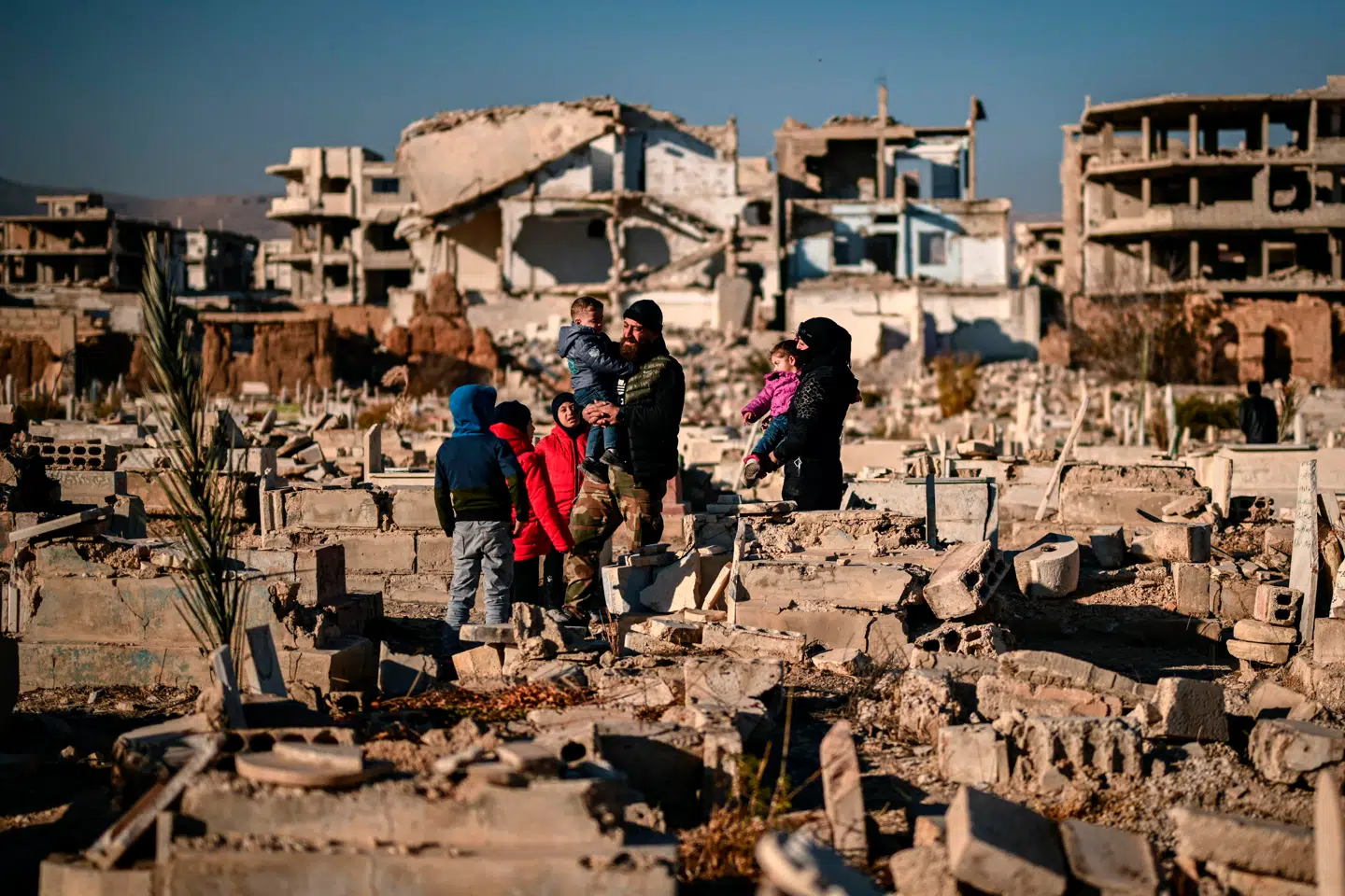 En ødelagt kirkegård i udkanten af Damaskus. Foto: Aris Messinis, Scanpix