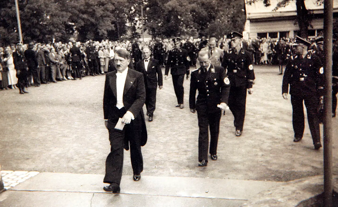 En festklædt Hitler ankommer til Wagner-festspillene i Bayreuth, fulgt af en livvagt fra SS. Hvorvidt festspillene var genstand for en international boykot eller ej, er et omdrejningspunkt i en sag om ærekrænkelse mellem journalisten og forfatteren Peter Kramer og historikeren Gry Scavenius Bertelsen.