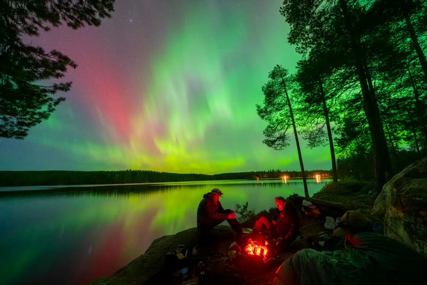 Sydeuropæerne vil gerne opleve nordlys, som her ved den norske sø Fjorda.