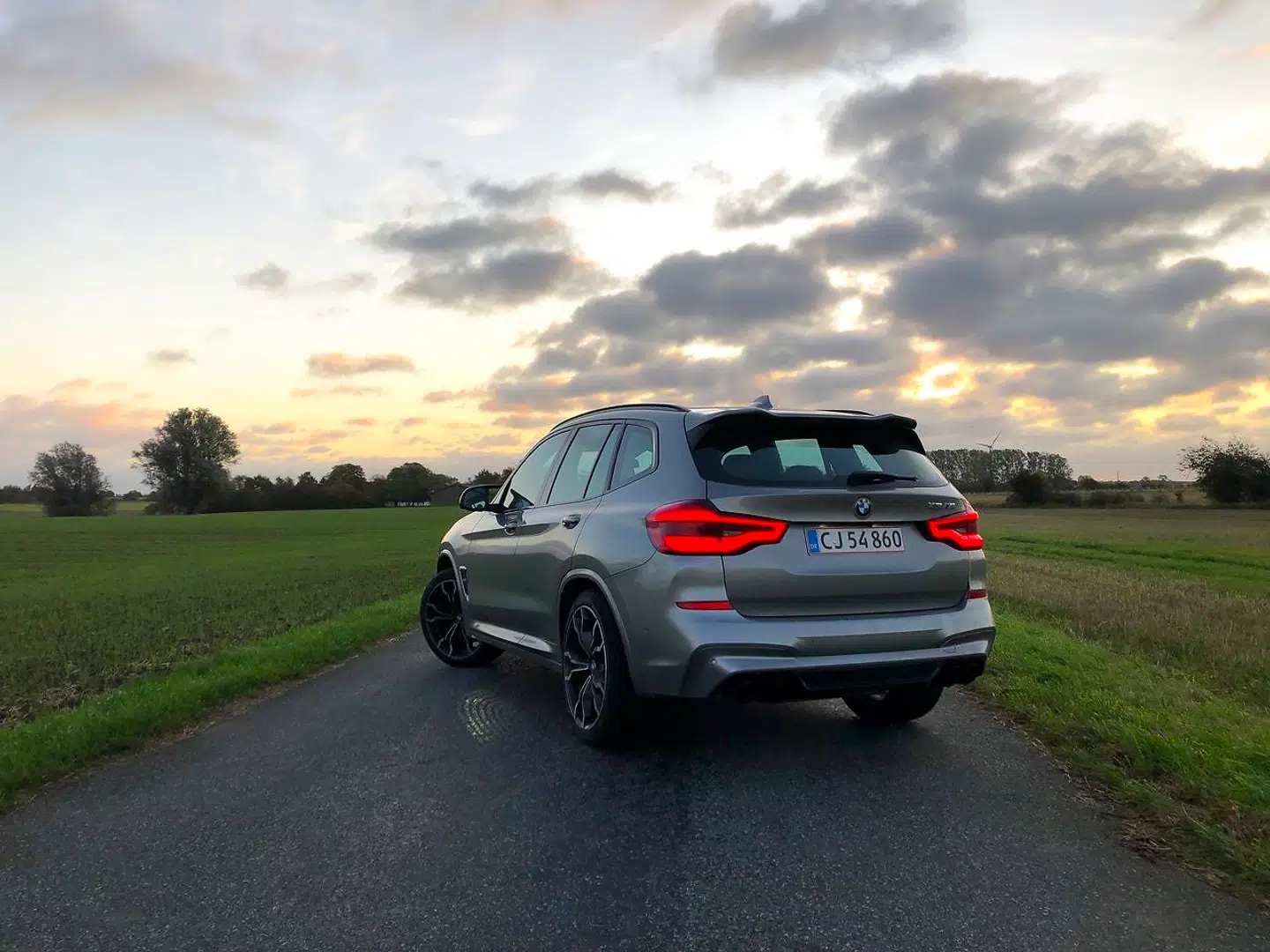 BMW X3 er en elegant SUV, og med skørter og spoiler får den lidt mere bølleattitude. Og det klæder den i grunden.