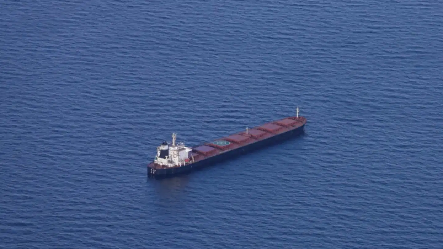 »Yi Peng 3«, som mistænkes for at stå bag beskadigelsen af to datakabler i Østersøen i midten af november, ligger fortsat i Kattegat, efter at repræsentanter for fem lande torsdag var om bord på skibet.