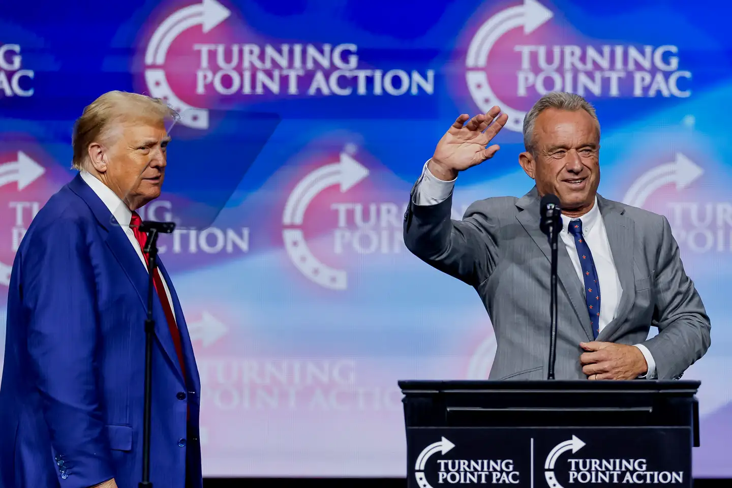Donald Trump (tv.) og Robert F. Kennedy Jr. (th.).