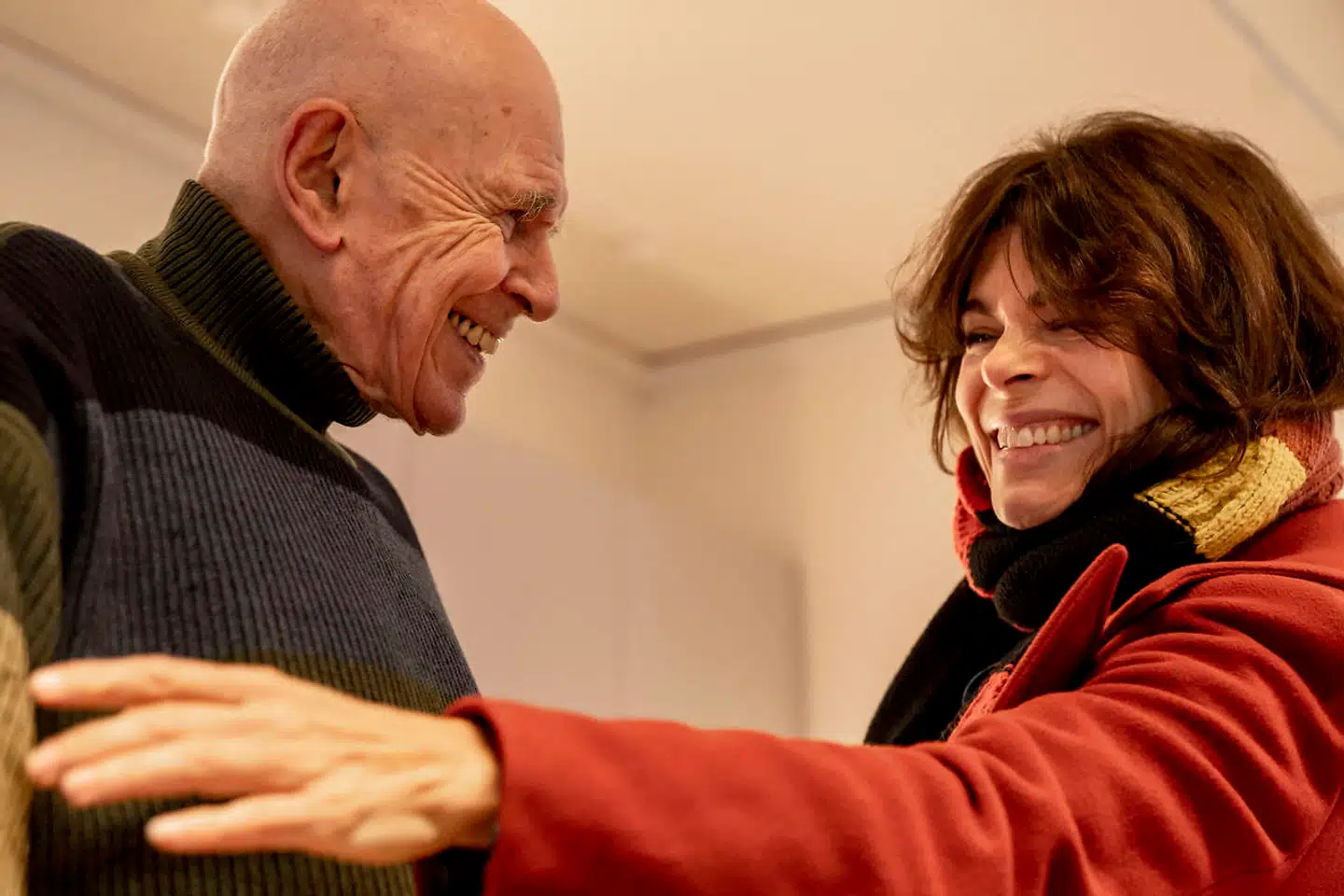 Kjeld Hillingsø leder efter enhver chance for at synge »The lady in red«, og hans datter Ellen Hillingsø er helt med på, at sang og fest skal der til. For det bedste, man kan gøre for sine værter er at fyre den af, når man er gæst. Generalløjtnanten og skuespilleren, far og datter, kommer med en bog om familier, fiskeri, at færdes i de fine cirkler, bo lige over for hinanden, og at man skal være et ordentligt menneske.