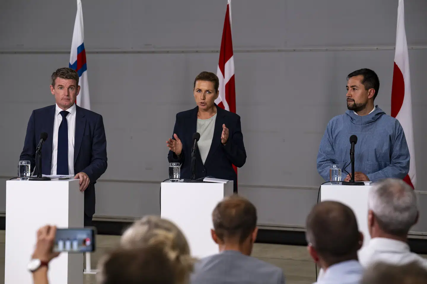 I august mødtes Danmarks statsminister, Mette Frederiksen (S), Færøernes lagmand, Aksel V. Johannesen (tv.), og formand for Naalakkersuisut Múte B. Egede (th.) på Flyvestation Aalborg. Her holdt de pressemøde, hvor debatten om en arktisk ambassadør blev nævnt. Nu får Grønland sit ønske om at få ambassadørposten opfyldt. (Arkivfoto).