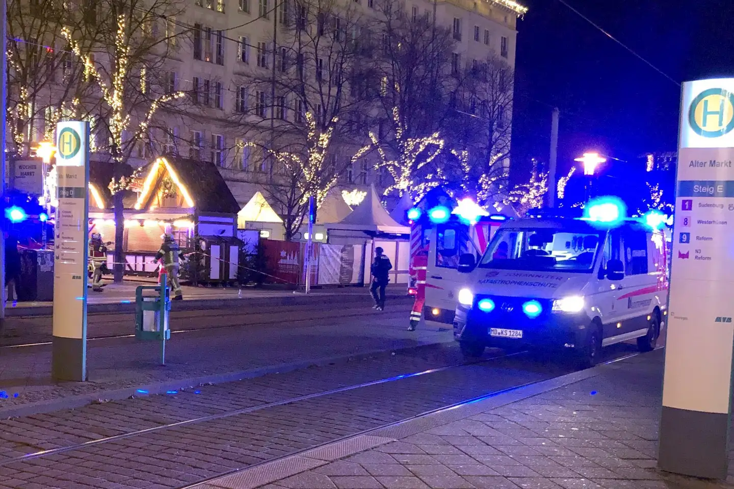 Ambulancer ved julemarkedet i Magdeburg, efter at en bil er kørt ind i en menneskemængde på stedet.