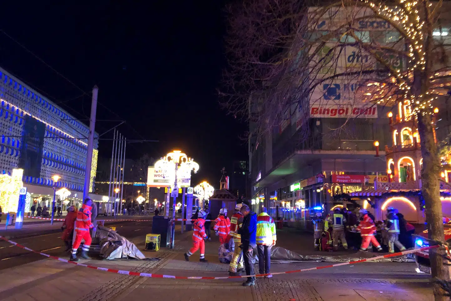 Redningspersonale ved julemarkedet i Magdeburg, efter at en bil er kørt ind i en menneskemængde på stedet.