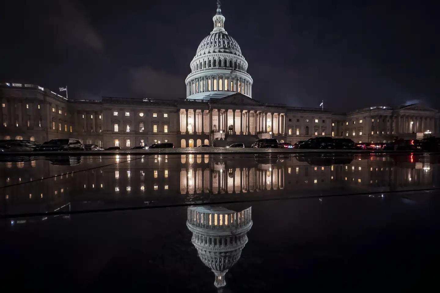 USA's Kongres, der består af Repræsentanternes Hus og Senatet, skal have godkendt en midlertidig aftale, inden midnat natten til lørdag lokal tid for at undgå en delvis nedlukning.