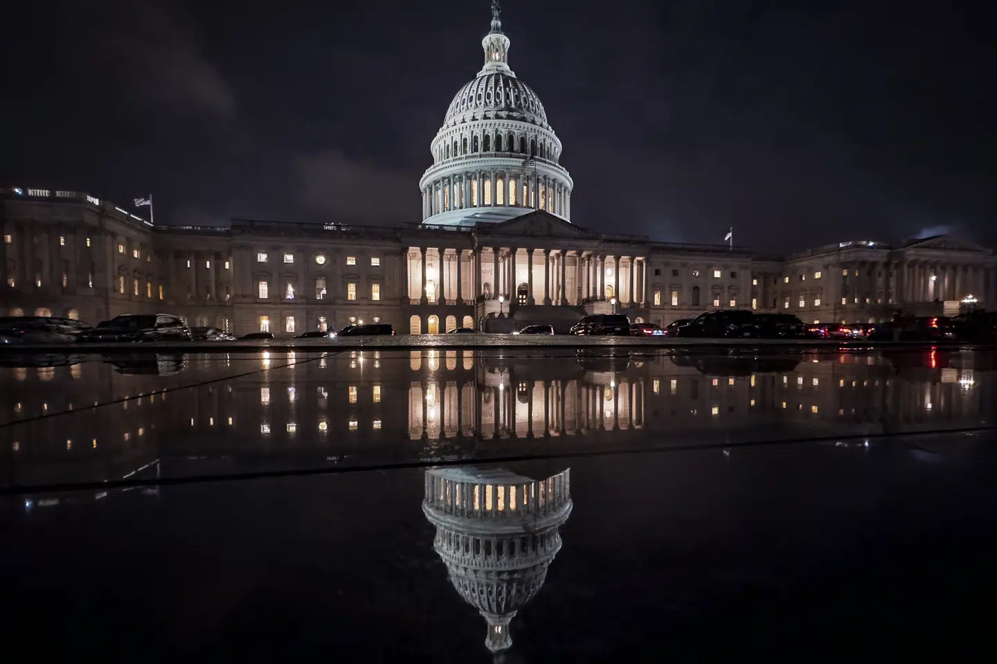 USA's Kongres, der består af Repræsentanternes Hus og Senatet, skal have godkendt en midlertidig aftale, inden midnat natten til lørdag lokal tid for at undgå en delvis nedlukning.