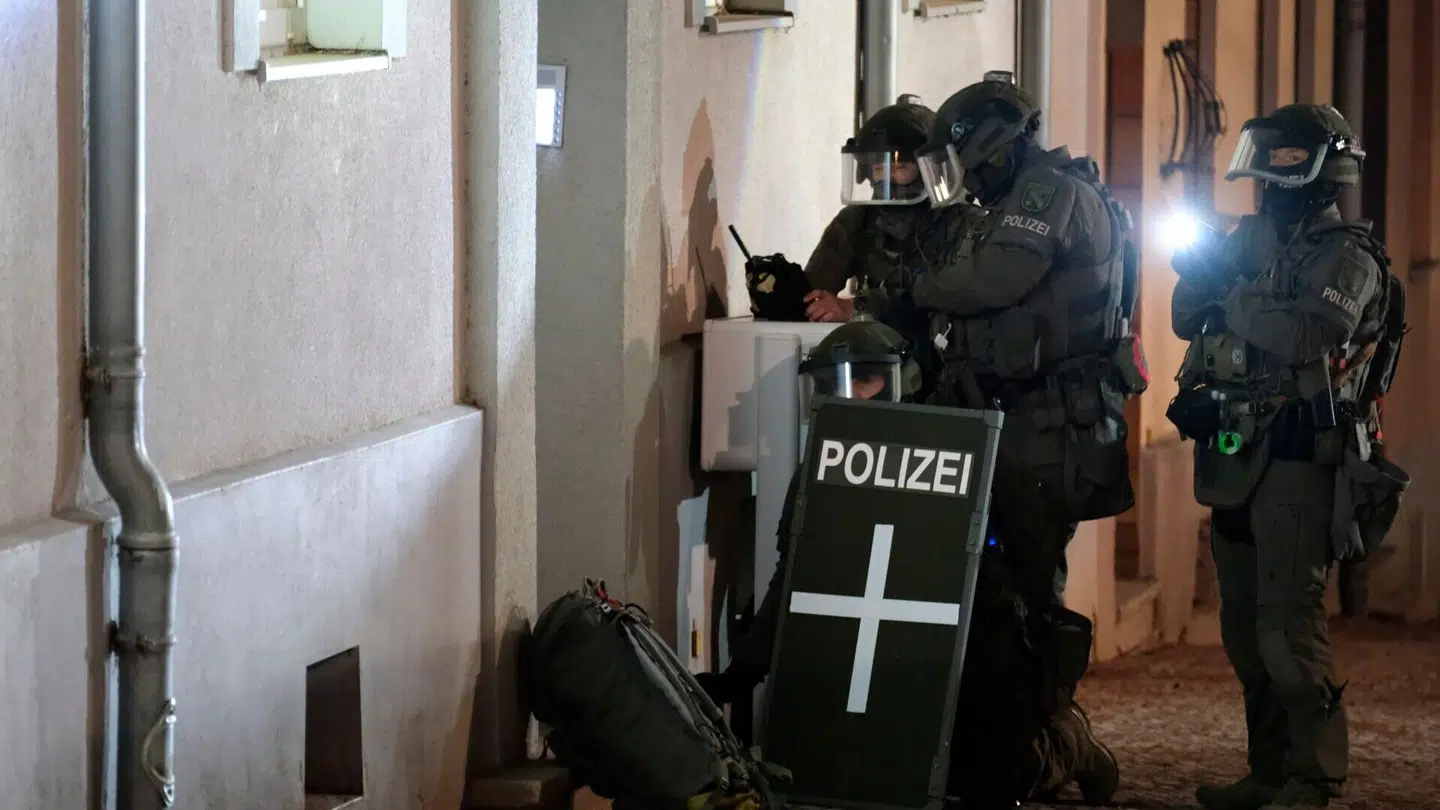 Specialstyrker ransager et hus i Bernburg.