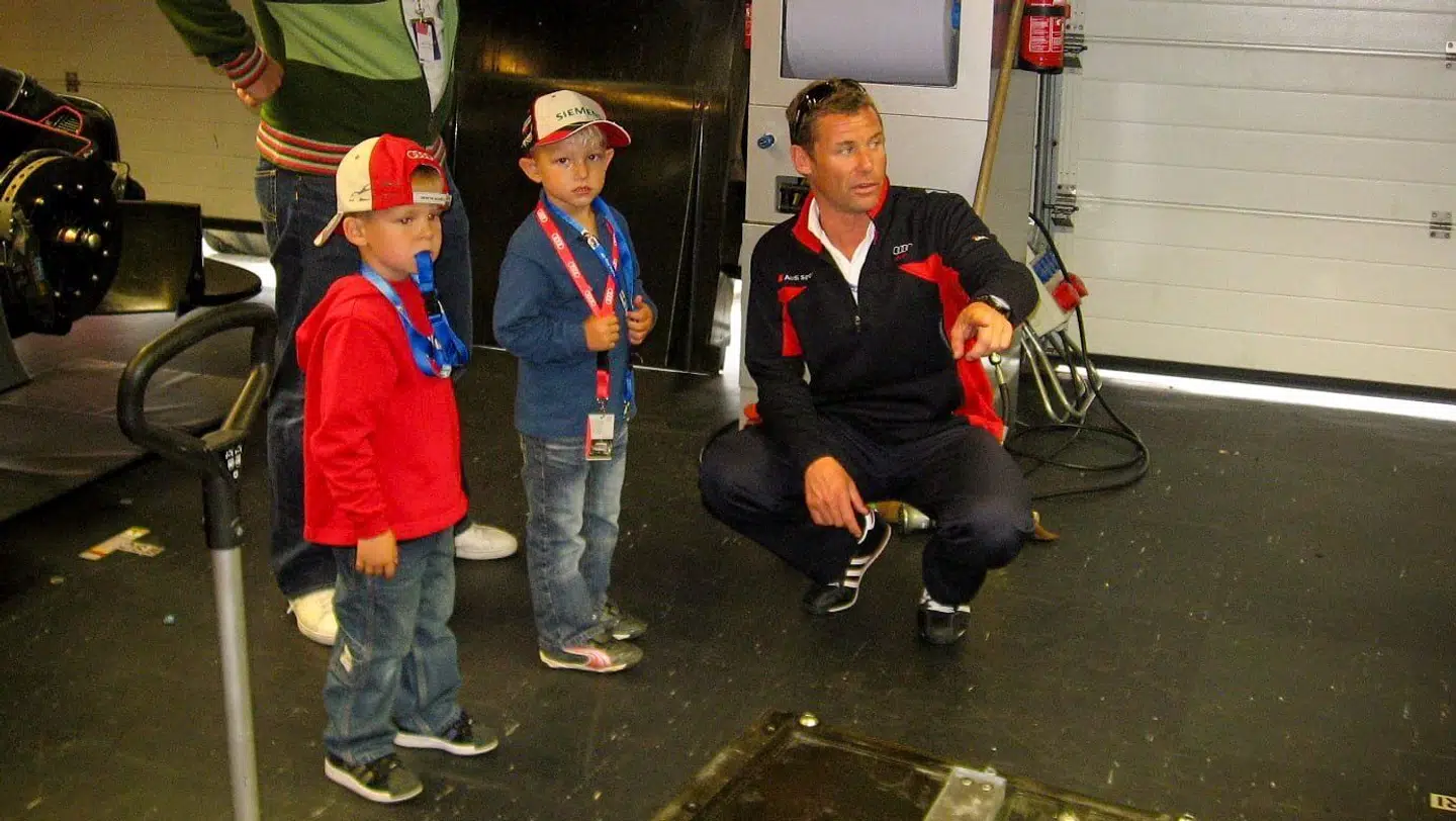 Bastian Buus (i rødt) mødte Tom Kristensen som barn. Nu skal han selv køre DTM for Porsche. Drengen i blå trøje er søn af Viaplays Formel 1-kommentator Jens Hansen. Billedet er fra Zandvoort-banen i Holland i 2007.