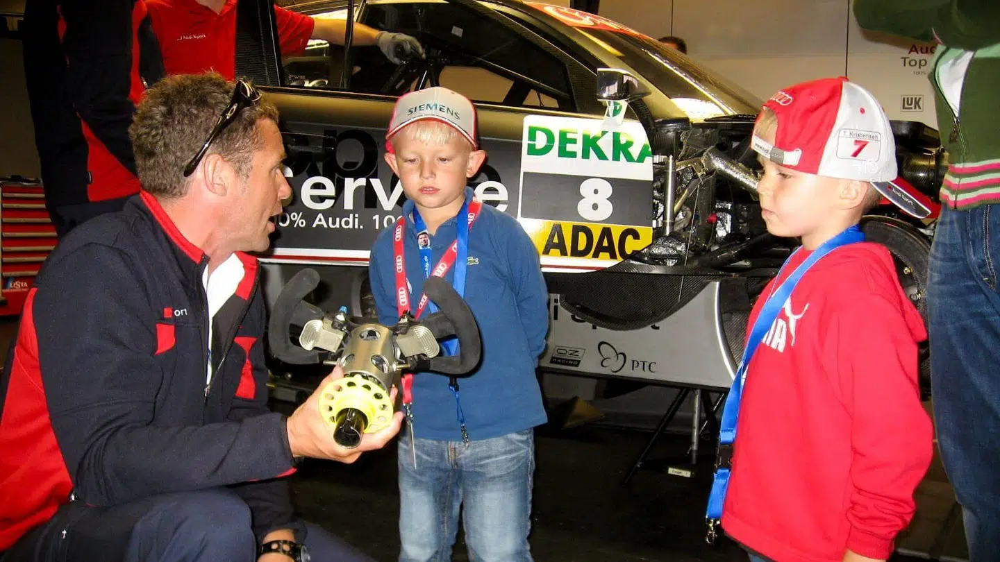 Bastian Buus (i rødt) mødte Tom Kristensen som barn. Nu skal han selv køre DTM for Porsche. Billedet er fra Zandvoort-banen i Holland i 2007.