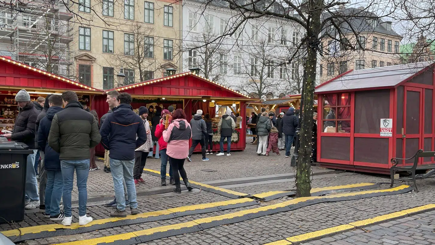 Der er brede lommer af luft, hvor en bil sagtens kan køre ind på julemarkedet ved Højbro Plads. Her ses den østlige side af pladsen